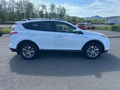 Used 2017 Toyota RAV4 XLE w/ All Weather Liner Package AWD/4WD image 9