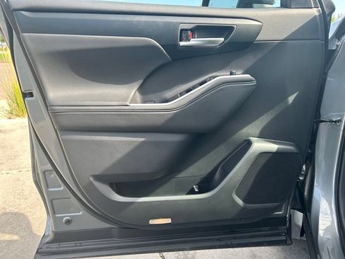 Used 2026 Toyota Highlander XLE AWD/4WD image 12
