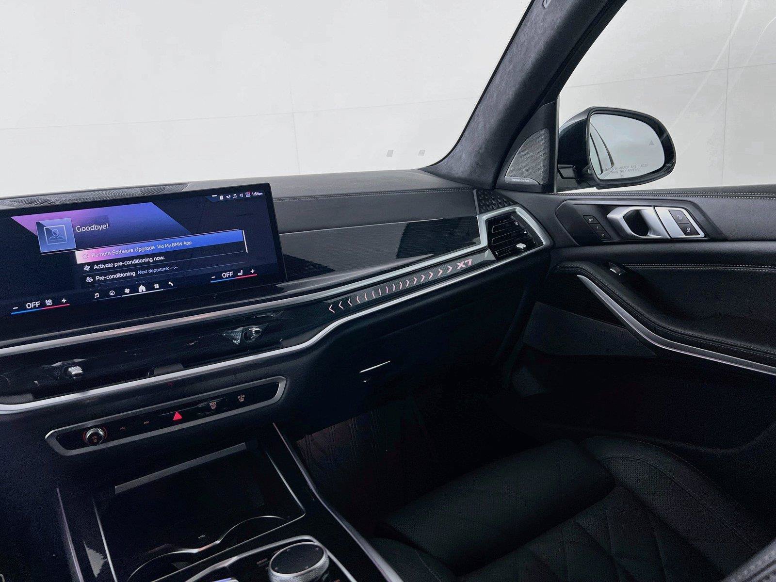 Used 2025 BMW X7 xDrive40i w/ M Sport Package AWD/4WD image 23