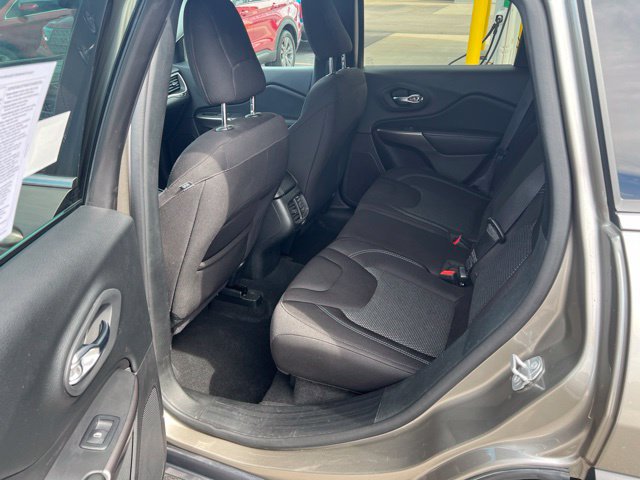 Used 2019 Jeep Cherokee Latitude w/ Cold Weather Group AWD/4WD image 14
