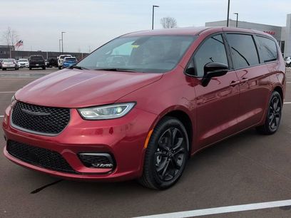New 2026 Chrysler Pacifica Select