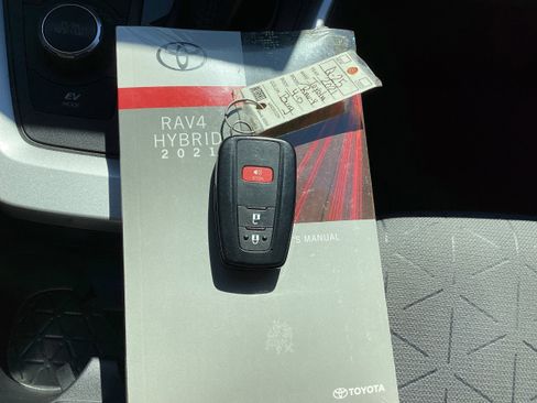 Used 2021 Toyota RAV4 XLE image 20