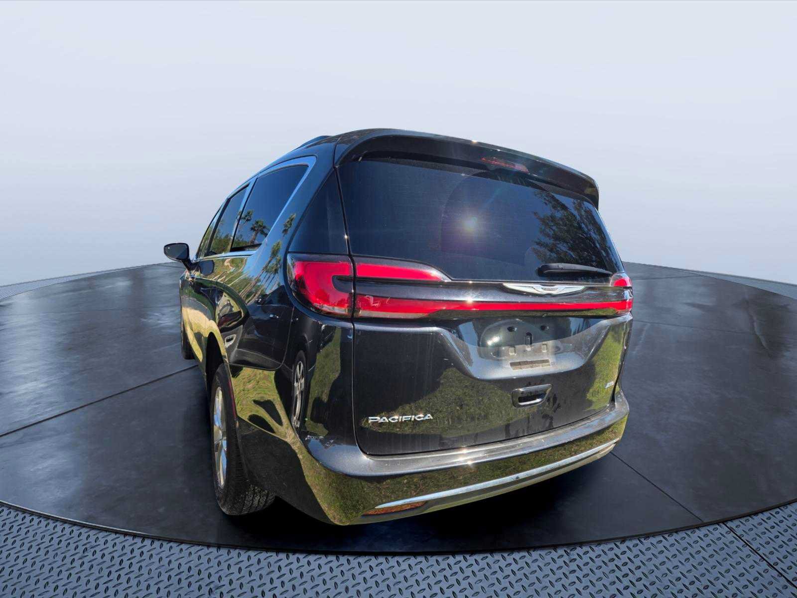 Used 2022 Chrysler Pacifica Touring-L AWD/4WD image 3