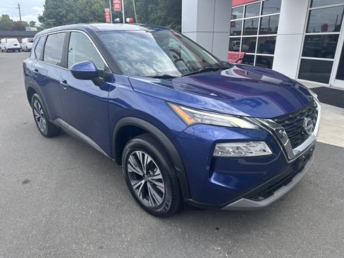 Used 2023 Nissan Rogue SV FWD image 2