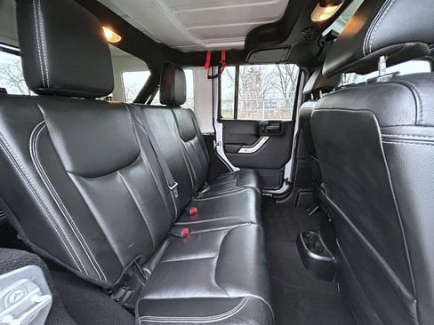 Used 2015 Jeep Wrangler Unlimited Sahara w/ Connectivity Group image 18