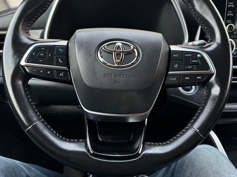 Used 2021 Toyota Highlander XLE AWD/4WD image 12