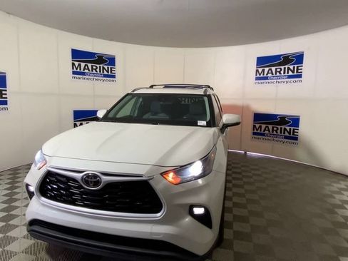 Used 2021 Toyota Highlander XLE AWD/4WD image 5