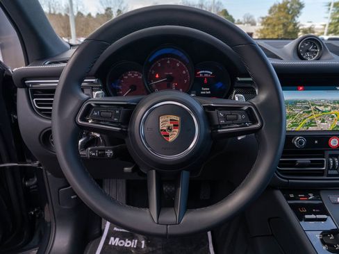 Certified 2025 Porsche Macan image 25