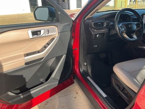 Used 2023 Ford Explorer Limited image 2