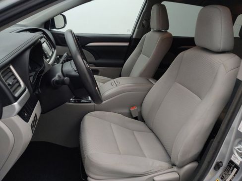 Used 2018 Toyota Highlander LE AWD/4WD image 17