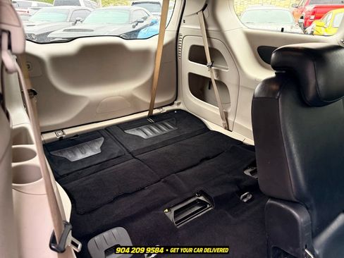 Used 2019 Chrysler Pacifica Touring-L FWD image 31