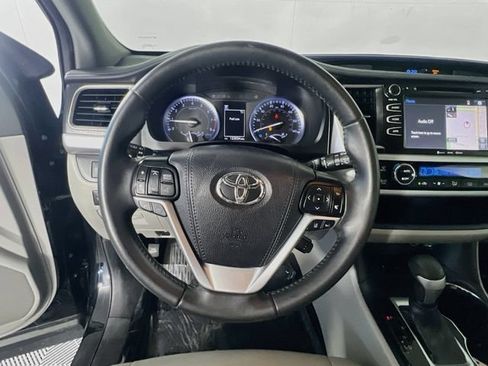 Used 2019 Toyota Highlander XLE FWD image 16