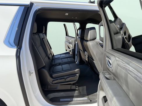 Used 2022 GMC Yukon XL SLT w/ SLT Luxury Package image 33