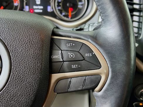 Used 2016 Jeep Cherokee Latitude w/ Cold Weather Group AWD/4WD image 30