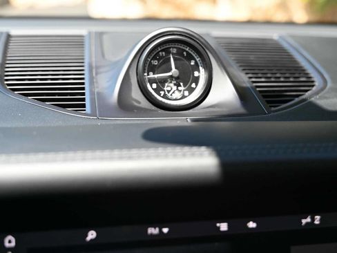 Used 2024 Porsche Macan AWD/4WD image 32