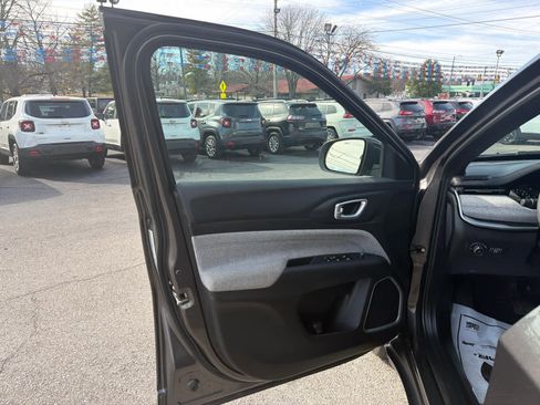 Used 2024 Jeep Compass Latitude image 16