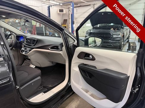 Used 2022 Chrysler Voyager LX FWD image 39