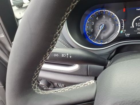 Used 2025 Chrysler Pacifica Limited image 22