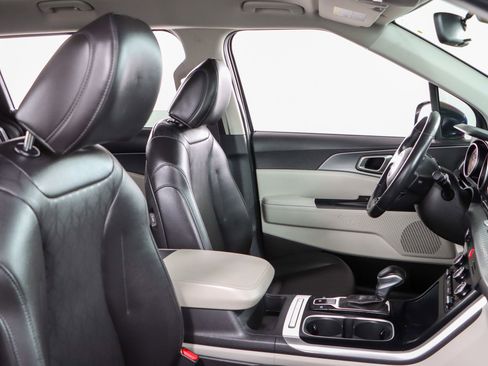 Used 2024 Kia Carnival LX image 27