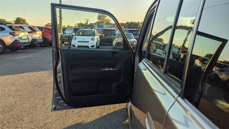 Used 2004 Scion xB FWD image 13