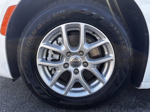 Used 2021 Chrysler Pacifica Touring-L FWD image 9