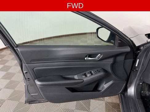 Used 2025 Nissan Altima 2.5 SV FWD image 13