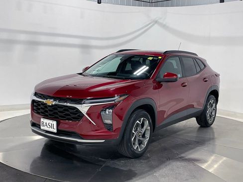 Used 2025 Chevrolet Trax LT FWD image 8
