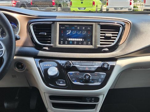 Used 2020 Chrysler Voyager Lxi image 19