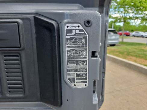 Used 2023 Jeep Wrangler Unlimited Sahara AWD/4WD image 8