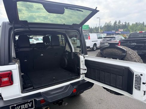 Used 2018 Jeep Wrangler Unlimited Sahara w/ Uconnect 4C Nav & Sound Group AWD/4WD image 31