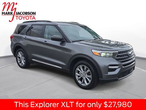 Used 2023 Ford Explorer XLT w/ Equipment Group 202A image 6