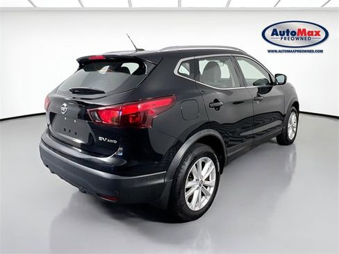 Used 2019 Nissan Rogue Sport SV image 2