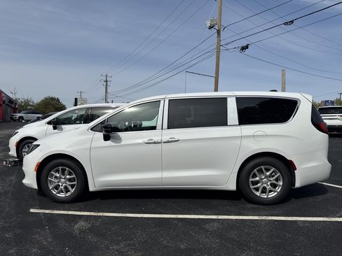 New 2026 Chrysler Voyager LX image 4