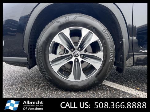 Used 2025 Toyota Highlander XLE image 33