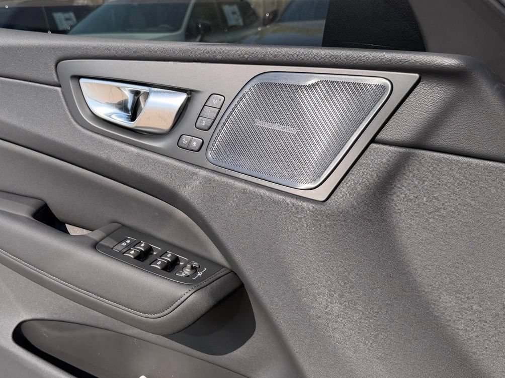 New 2027 Volvo XC60 B5 Plus AWD/4WD image 14
