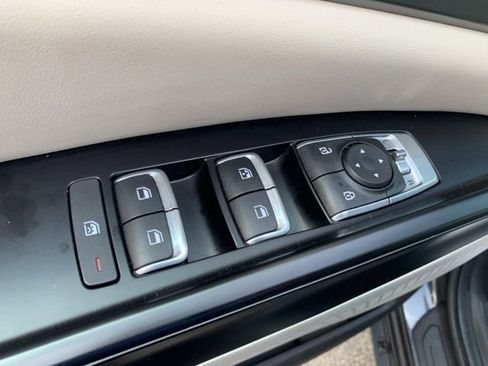 Used 2024 Kia Carnival LX image 23