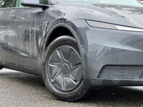 Used 2026 Tesla Model Y 2WD image 2