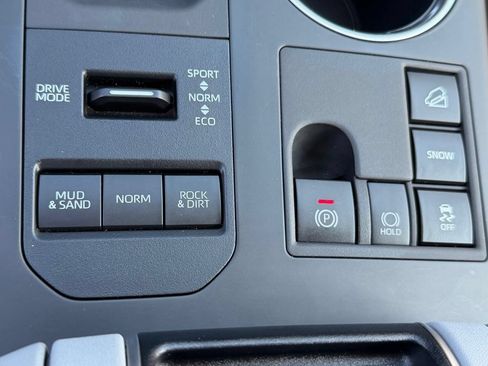 Used 2024 Toyota Highlander XLE AWD/4WD image 33
