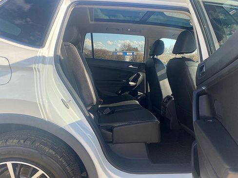 Used 2021 Volkswagen Tiguan SE w/ Panoramic Sunroof Package image 23