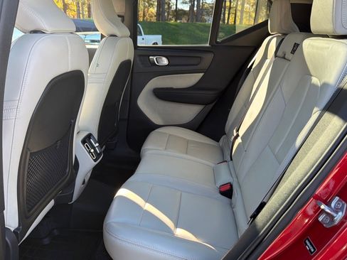 Used 2019 Volvo XC40 T5 Momentum image 10