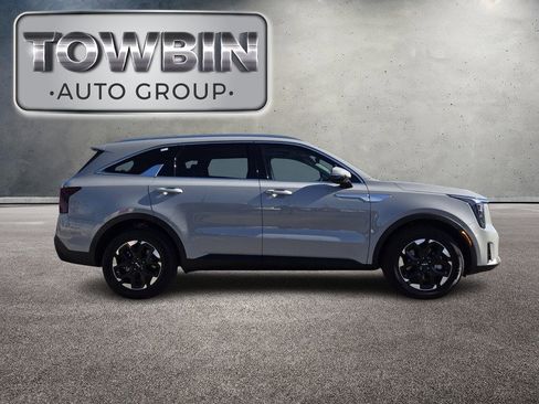 Certified 2025 Kia Sorento S w/ Panoramic Sunroof Package image 3