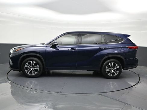 Used 2021 Toyota Highlander XLE FWD image 2