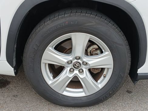 Used 2024 Toyota Highlander LE FWD image 34