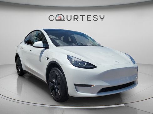 Used 2024 Tesla Model Y Long Range RWD image 4
