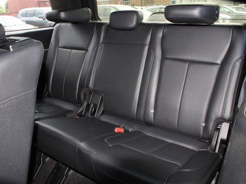Used 2019 Ford Expedition XLT w/ Equipment Group 202A AWD/4WD image 18