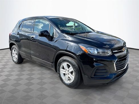 Used 2022 Chevrolet Trax LS w/ Tint and Cruise Package image 4