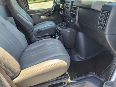 Used 2017 Chevrolet Express 2500 RWD image 20