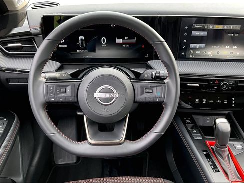 Used 2025 Nissan Kicks SR w/ Illumination Package image 5