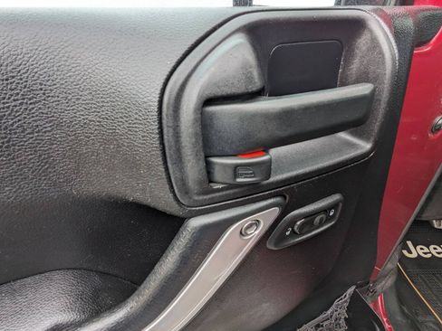 Used 2012 Jeep Wrangler Unlimited Sahara AWD/4WD image 9