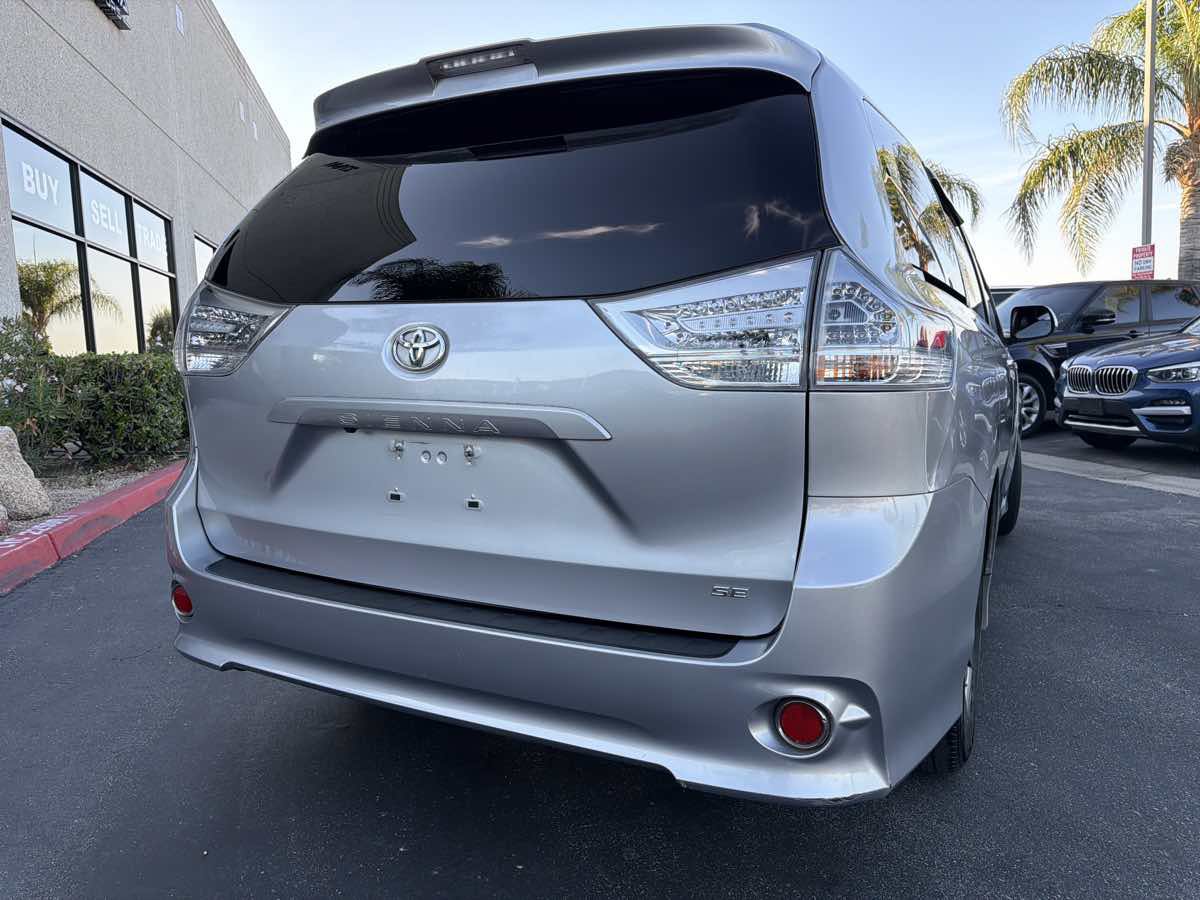 Used 2018 Toyota Sienna SE FWD image 13